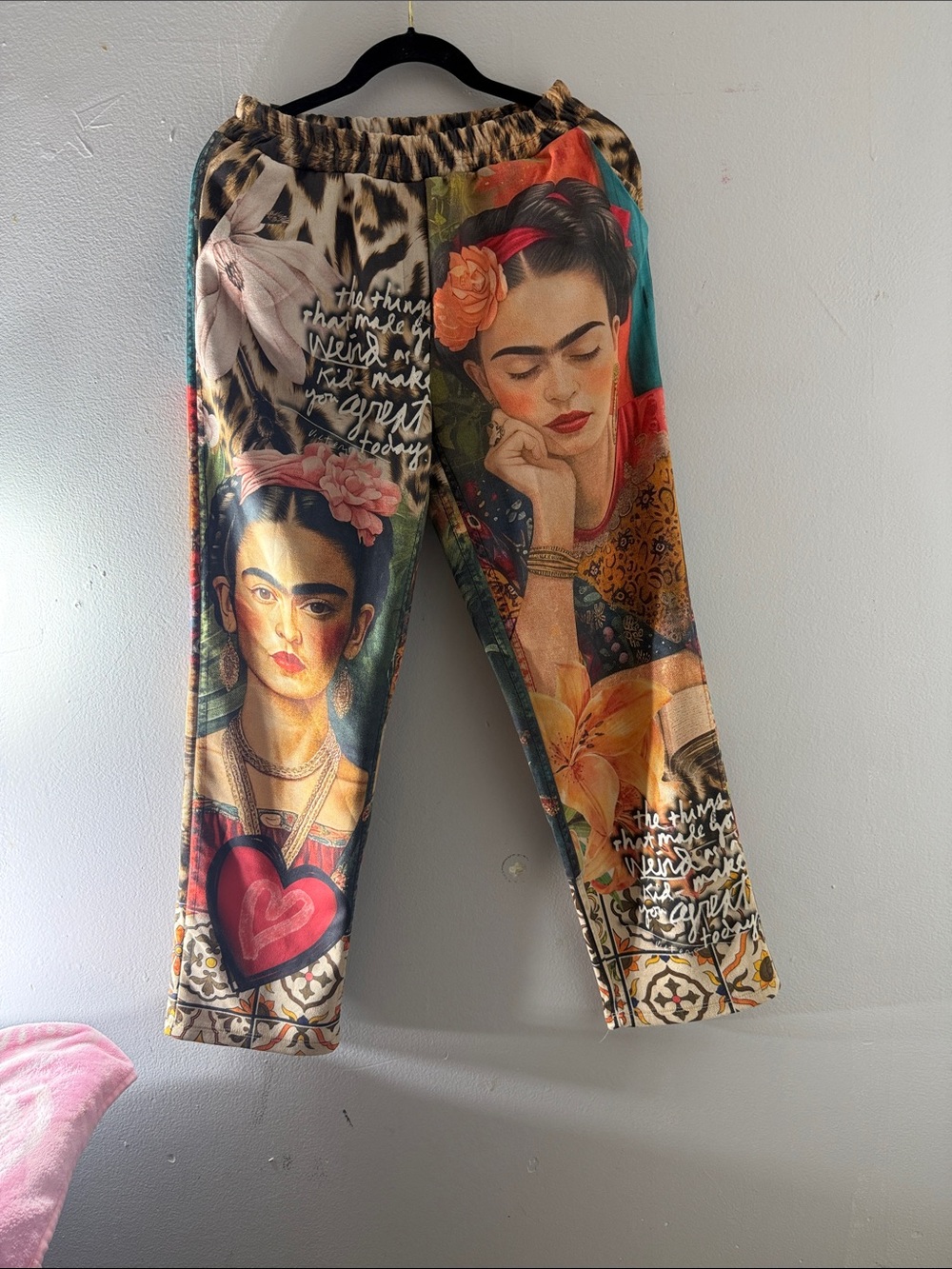 NT by Amati Frida Kahlo Printed Art Joggers - Multicolor size M